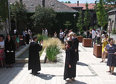 Photoshooting after the graduation ceremony in the courtyard of the university - Budapešť, Maďarsko