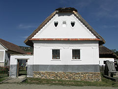 Pure white facade of the dwelling house from Perkupa - Szentendre, Maďarsko