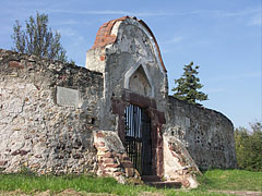 The stone wall of the fortified church with a gate - Balatonalmádi, Macaristan