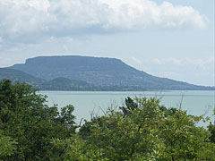 The typical flat-topped Badacsony Hill and Lake Balaton, viewed from "Szépkilátó" lookout point in Balatongyörök - Balatongyörök, Macaristan