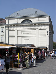 Lutheran Evangelical Church at Deák Square, and some souvenir shops - Budapeşte, Macaristan