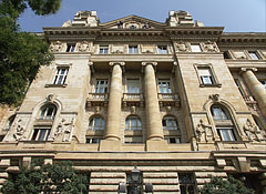 The western facade of the historicist and Art Nouveau style Hungarian National Bank building - Budapeşte, Macaristan