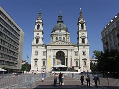 The St. Stephen's Basilica (also known as Parish Church of Lipótváros) in the afternoon sunshine - Budapeşte, Macaristan