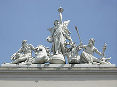 The allegorical statue on the top of the facade of the Keleti Railway Station - Budapeşte, Macaristan