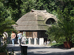 The Crocodile House on the shore of the Great Lake, viewed from the walking path - Budapeşte, Macaristan