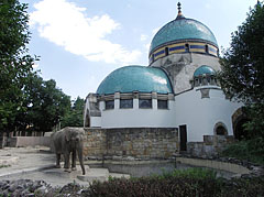 The monumental Elephant House building - Budapeşte, Macaristan