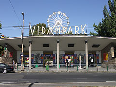 The main entrance and reception building of the Budapest Amusement Park ("Vidám Park") - Budapeşte, Macaristan