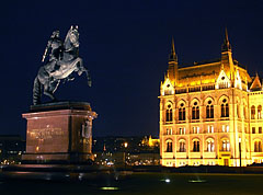 Statue of the Hungarian Prince Francis II Rákóczi in front of the Hungarian Parliament Building in the evening - Budapeşte, Macaristan