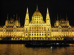 The Hungarian Parliament Building ("Országház") and the Danube River by night - Budapeşte, Macaristan