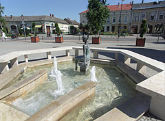 Fountain with a bronze statue of a mermaid - Nagykőrös, Macaristan