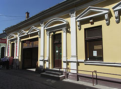 A typical manor house of a lower rank noble (today includes among others the "Marika Divat" clothing store) - Nagykőrös, Macaristan