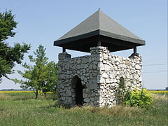 Small stone memorial- and lookout tower over the ruins of a former medieval church - Ráckeve, Macaristan