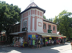 Móló Pizzeria and Restaurant, and a street fair in front of it - Révfülöp, Macaristan