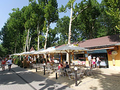 Restaurants, buffets and ice cream parlors along the promenade - Siófok, Macaristan