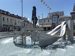 Statue of István Széchenyi, who stands at the steering wheel of a stylized stainless steel vessel, in the middle of the impressive fountain - Siófok, Macaristan
