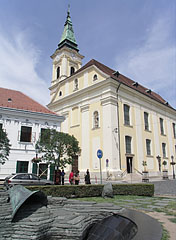 "Bell", a World War II. memorial statue in front of the Szent Imre Church - Székesfehérvár, Macaristan
