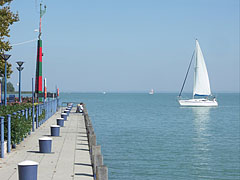 Beautiful white sailing boat heading towards the harbor - Balatonfüred, Ungaria