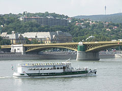 The Buda-side end of the Margaret Bridge ("Margit híd"), and the "BOSS" sightseeing boat in front of it - Budapesta, Ungaria