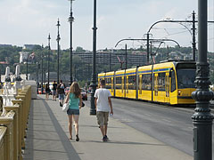 Passers-by and a yellow tram on the Margaret Bridge (looking to the direction of Buda) - Budapesta, Ungaria