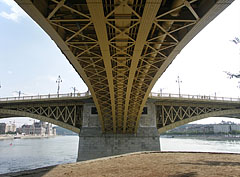 The Margaret Bridge is a three-way bridge (or tri-bridge, it has three wings), it is clearly visible on this picture - Budapesta, Ungaria