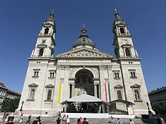 The Roman Catholic St. Stephen's Basilica just before an important Hungarian national holiday (20 August) - Budapesta, Ungaria