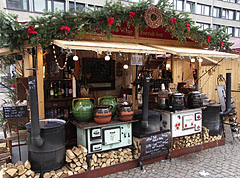 Christmas fair at the Saint Stephen's Basilica, mulled wine vending booth - Budapesta, Ungaria