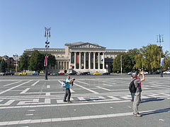 The spacious Heroes' Square (in Hungarian "Hősök tere") and the Museum of Fine Arts - Budapesta, Ungaria