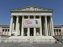 The neo-classical building of the Museum of Fine Arts - Budapesta, Ungaria