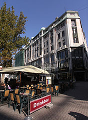 Terrace of a restaurant in the Vörösmarty Square, in front od the Art Nouveau Kasselik House apartment building - Budapesta, Ungaria