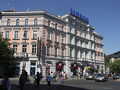 Crosswalk and an apricot colored house on the Andrássy Avenue - Budapesta, Ungaria