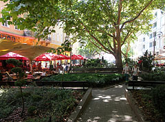 Small compact park between the houses and the restaurants - Budapesta, Ungaria