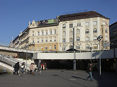 Underpass (actually the recessed part of the square instead) - Budapesta, Ungaria