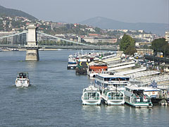 Berthed riverboats at the Danube bank in Pest downtown, and a little farther the Széchenyi Chain Bridge ("Lánchíd") - Budapesta, Ungaria