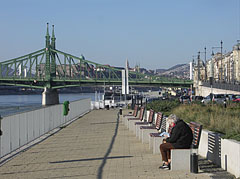 Riverside promenade by the Danube in Ferencváros (9th district), and the Liberty Bridge ("Szabadság híd") in the background - Budapesta, Ungaria