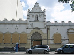 The historicist style building complex is the former Hági brasserie and site of the Haggenmacher brewery - Budapesta, Ungaria