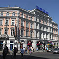 Crosswalk and an apricot colored house on the Andrássy Avenue - Budapesta, Ungaria