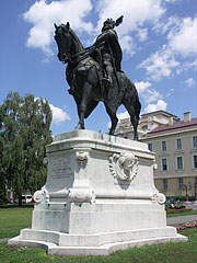 Equestrian statue of Coloman Prince of Galicia-Lodomeria near the Szent István University of Gödöllő (former Norbertine monastery) - Gödöllő, Ungaria