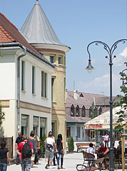 The towered building and terrace of the confectionery - Gödöllő, Ungaria