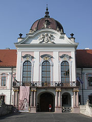 The middle section (risalit) with the main entrance on the Grassalkovich Palace of Gödöllő - Gödöllő, Ungaria