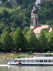 Riverboat on the Danube, and the riverbanks at Nagymaros and the Roman Catholic church (in the background) - Nagymaros, Ungaria