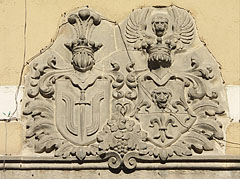 Carved limestone crests over the door of the County Library - Pécs, Ungaria