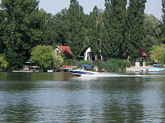 Holiday homes of the Barbakán Street on the other side of the Danube, and a motorboat on the river, viewed from the Csepel Island - Ráckeve, Ungaria