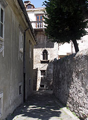 At the end of the narrow alley it is the Town Museum ("Gradski muzej Senj") - Senj, Croația