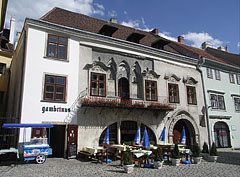 The medieval Gambrinus House has gothic origins, but represents many other architectural styles as well - Sopron, Ungaria