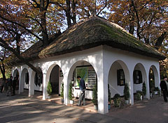 The thatched-roofed reception building at the entrance of the arboretum - Szarvas, Ungaria