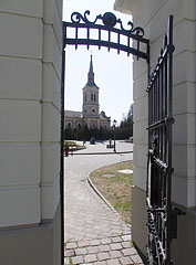 The Lutheran (Evangelical) Church, viewed from the gate of the mansion - Szécsény, Ungaria