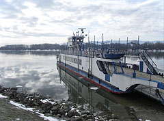 The ferry is stranded on the river at Vác - Vác, Ungaria