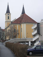 The Roman Catholic Mary Magdalene's Parish Church, and to the right in the foreground it is the Hotel Balaton - Zalaegerszeg, Ungaria