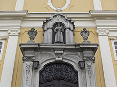 Statue of St. Francis of Assisi above the door of the Franciscan Sacred Heart of Jesus Church - Zalaegerszeg, Ungaria