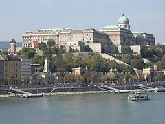 The stateful Royal Palace in the Buda Castle, as well as the Royal Garden Pavilion ("Várkert-bazár") and its surroundings on the riverbank, as seen from the Elisabeth Bridge - Budapeste, Hungria